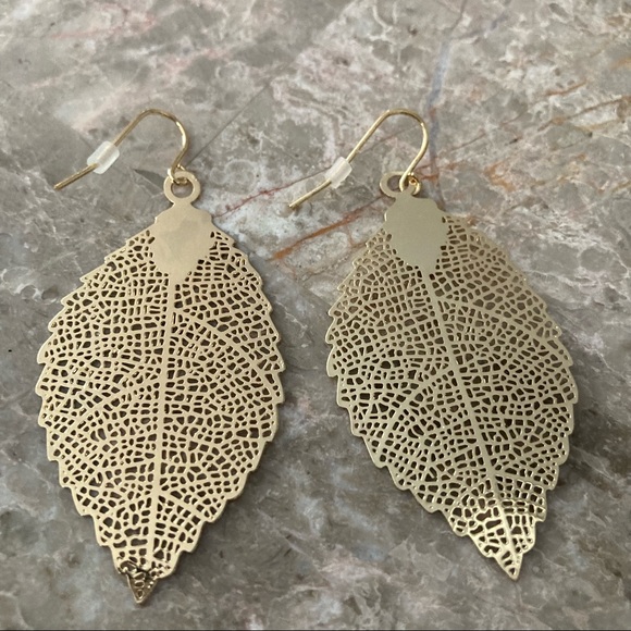 Leaf Drop Design Color Gold Earrings - Picture 2 of 2
